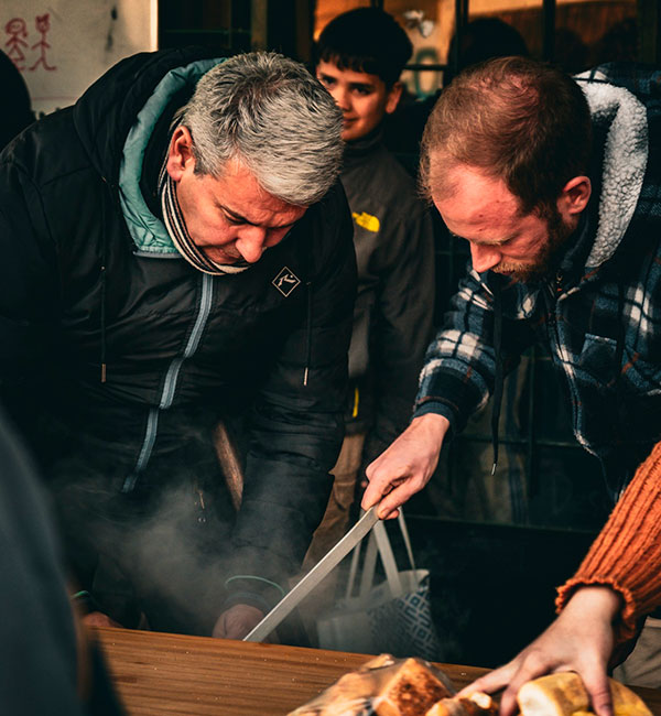 dos grandes ollas de hierro cocinando sobre un fuego de leña para una  comida en el campo Stock Photo